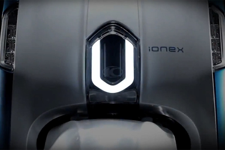 Trong khi đó, cụm ổ khoá xe tích hợp sẵn cổng sạc USB cho điện thoại, khi cần mở cốp xe, chỉ cần xoay chìa khoá đến vị trí yên sẽ tự động mở lên. Ấn tượng hơn hết, ngay phía trước bên tay cầm tay trái có một nút tròn màu đỏ, đây là nút có chức năng hỗ trợ lùi xe, người lái chỉ việc nhấn và vặn tay ga để lùi xe theo ý muốn.