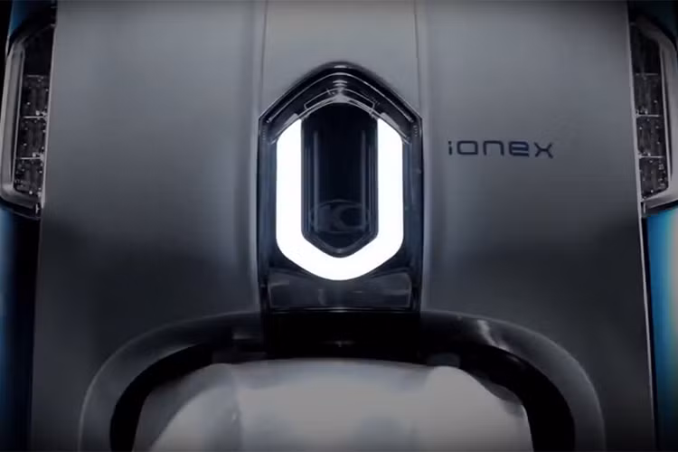 Trong khi đó, cụm ổ khoá xe tích hợp sẵn cổng sạc USB cho điện thoại, khi cần mở cốp xe, chỉ cần xoay chìa khoá đến vị trí yên sẽ tự động mở lên. Ấn tượng hơn hết, ngay phía trước bên tay cầm tay trái có một nút tròn màu đỏ, đây là nút có chức năng hỗ trợ lùi xe, người lái chỉ việc nhấn và vặn tay ga để lùi xe theo ý muốn.