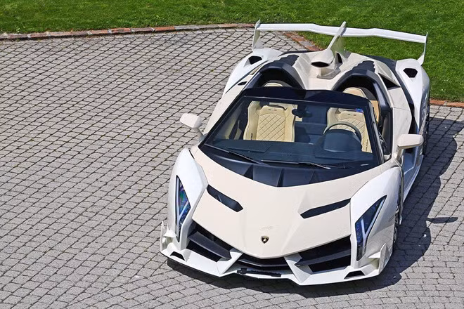 Giá trị nhất trong số này phải kể đến chiếc siêu xe Lamborghini Veneno Roadster, là chiếc thứ 7 trong 9 chiếc Veneno Roadster trên toàn cầu. “Siêu bò” này mới chỉ chạy đúng 325 km và được kỳ vọng sẽ thu về khoảng 5,6 triệu USD.