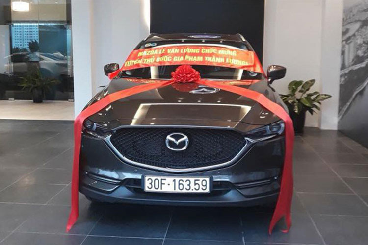 Mazda CX-5 2018 sở hữu lưới tản nhiệt mở rộng bằng họa tiết 3D hiện đại, kết hợp với đường viền kim loại sáng, sắc nét thay cho bộ lưới tản nhiệt bằng thanh ngang ở các thế hệ trước. Bên dưới là hốc gió kéo dài theo chiều ngang và khá hẹp khiến đầu xe rộng và sang trọng cùng hệ thống đèn LED trước và sau được thay đổi ấn tượng hơn.