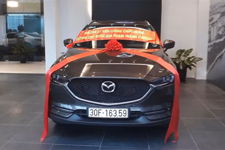 Mazda CX-5 2018 sở hữu lưới tản nhiệt mở rộng bằng họa tiết 3D hiện đại, kết hợp với đường viền kim loại sáng, sắc nét thay cho bộ lưới tản nhiệt bằng thanh ngang ở các thế hệ trước. Bên dưới là hốc gió kéo dài theo chiều ngang và khá hẹp khiến đầu xe rộng và sang trọng cùng hệ thống đèn LED trước và sau được thay đổi ấn tượng hơn.