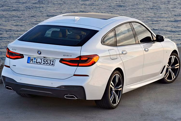 Các khách hàng khi mua xe cũng có thể trả thêm tiền để nhận được hệ dẫn động bốn bánh xDrive (AWD) với hệ thống kiểm soát hệ thống treo - Executive Drive Pro kết hợp cùng với hệ thống cân bằng chống lật chủ động Active Roll Stabilization (ARS).