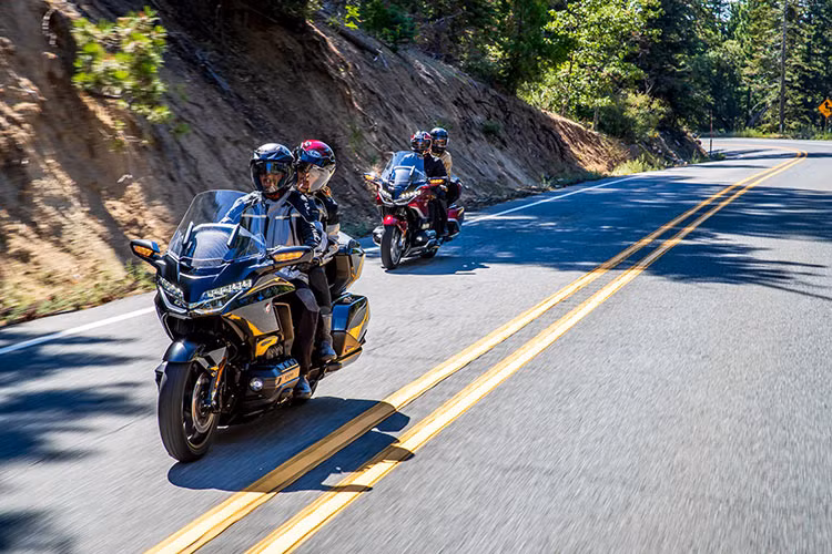 Honda Việt Nam vừa chính thức ra mắt phiên bản mới cho "chuyên cơ mặt đất" Gold Wing với một số cải tiến ở tiện ích và màu xe mới. Theo đó, Honda Gold Wing 2021 mới tại Việt Nam sẽ được bán ra thị trường với hai tùy chọn màu Đen và Đỏ Đen Bạc, loại bỏ tùy chọn màu Trắng cũ.