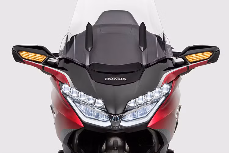 Ngoài các điểm mới kể trên, thiết kế cũng như trang bị trên Honda Gold Wing có có gì khác so với phiên bản trước đó. Nói cách khác, Honda Gold Wing 2021 vẫn mang dáng vẻ đồ sộ và hiện đại của thế hệ Gold Wing mới nhất trình làng vào năm 2018.