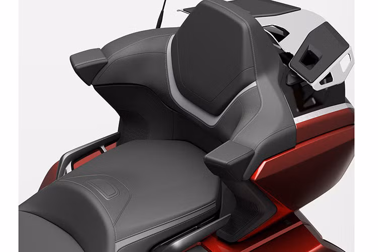 Phanh kép kết hợp D-CBS giúp phân bổ lực phanh đều trên cả hai bánh cùng phanh ABS an toàn, hệ thống kiểm soát lực xoắn HSTC, ga điện tử với 4 chế độ lái, ga tự động Cruise Control.