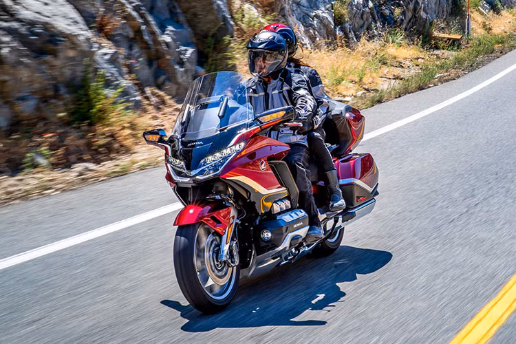 Nâng cấp mới cuối cùng trên Honda Gold Wing 2021 tại Việt Nam chính là dung tích cốp chứa đồ ở phía sau được tăng thêm 11 lít lên thành 61 lít. Kết hợp với thùng chứa đồ hai bên có dung tích 60 lít, tổng dung tích toàn bộ các cốp xe Honda Gold Wing là 121 lít.