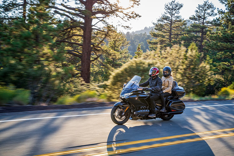 Ông vua đường trường Honda Gold Wing 2021 còn được nâng cấp ở hệ thống loa, mang đến chất lượng âm thanh sống động hơn. Cụm công tác điều khiển hệ thống âm thanh được bố trí hợp lý với các chế độ điều chỉnh âm lượng, chọn nguồn phát và chuyển tiếp nhanh hợp lý, đảm bảo người dùng có trải nghiệm tốt nhất khi sử dụng.