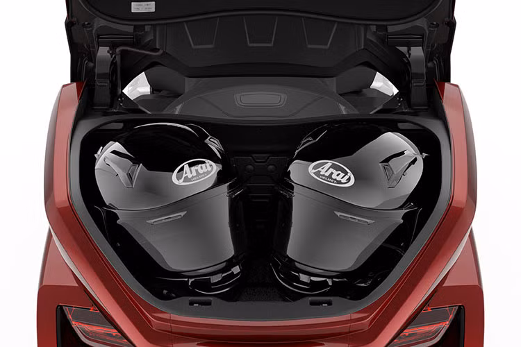 Cốp xe có thể được đóng mở qua hệ thống khóa thông minh rất tiện lợi, đồng thời tích hợp giảm chấn thủy lực để vận hành êm ái và bảo quản tốt đồ bên trong.