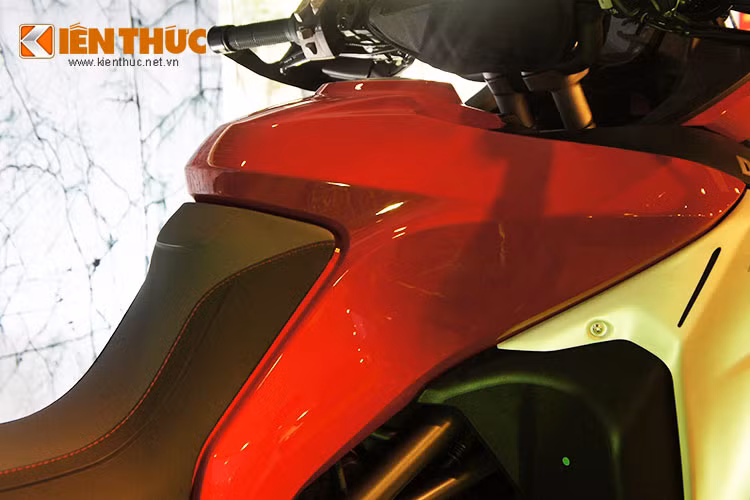 Ngoài ra, đây cũng là lần đầu tiên hãng xe môtô Ducati giới thiệu về công nghệ Vehicle Hold Control (VHC) giúp hỗ trợ cho việc di chuyển trên những đoạn đường dốc tốt hơn rất nhiều so với những mẫu xe cùng phân khúc.