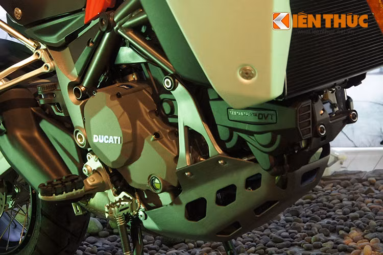 Ducati Multistrada 1200 Enduro được trang bị động cơ là loại V-Twin với hệ thống điều khiển thời gian đóng mở van biến thiên Desmodromic, dung tích 1198,4 phân khối. Động cơ tạo ra công suất tối đa 160 mã lực tại vòng tua 9.500 vòng/phút và mô-men xoắn cực đại 150 Nm.