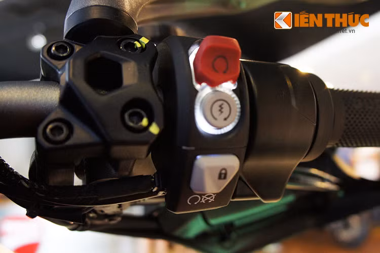 Bộ công nghệ tiêu chuẩn được trang bị trên mẫu xe này bao gồm; Cornering ABS, Cornering Lights (DCL), Ducati Traction Control (DTC), Ducai Wheelie Control (DWC) và hệ thống treo bán tự động Ducati Skyhook Suspension (DSS) Evolution với độ dài hành trình nhún 200mm.