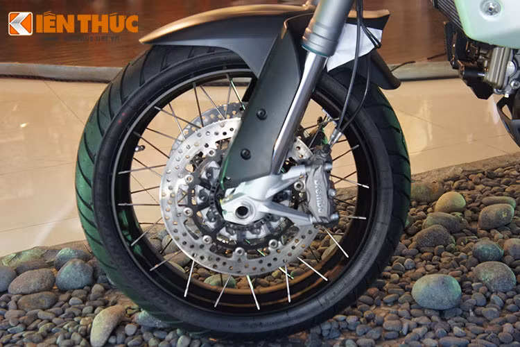 Multistrada 1200 Enduro đi kèm tay lái nâng cao, kính chắn gió thùy chỉnh độ cao, yên hẹp hơn và bàn đặt chân làm bằng thép đi kèm vỏ cao su tháo lắp tùy ý. Đặc biẹt là bộ chân số gãy thế hệ mới giúp cho xe ngay cả khi đổ vẫn an toàn.