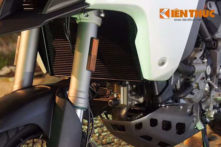 Những trang thiết bị đáng chú ý khác từng xuất hiện trên "người anh em" Multistrada 1200S cũng có mặt bao gồm; đèn pha LED toàn phần, đèn ôm cua, chân chống giữa, cụm đồng hồ với màn hình màu TFT 5 inch và lốp Pirelli Scorpion Trail II...