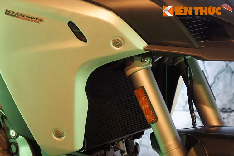 Một trong những điểm nhấn công nghệ tiêu chuẩn theo xe chính là chế độ điều khiển tốc độ bằng điện tử và hệ thống Ducati Multimedia System (DMS) giúp cho người lái có thể kết nối chiếc xe với điện thoại thông minh giúp nghe gọi, nhắn tin...