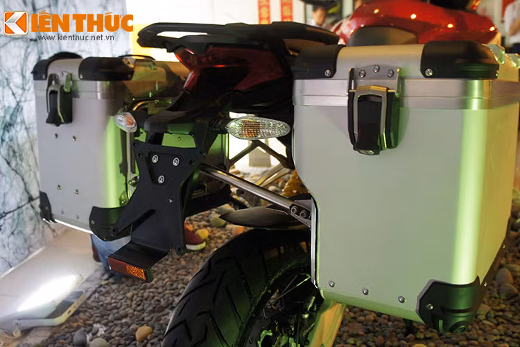 Được kiểm nghiệm trước những điều kiện vô cùng khắc nghiệt, Multistrada 1200 Enduro được trang bị bộ gắp (càng) đôi mới đi kèm bộ khung vô cùng chắc chắn ẩn chứa bên trong là khối động cơ Testastretta DVT (Desmodromic Variable Timing) 160 mã lực.