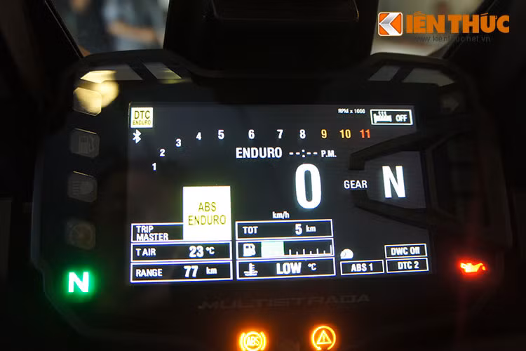 Xe được trang bị hệ thống điện tử thông minh trên xe là những gì đáp ứng tốt nhất cho các phượt thủ. Hệ Thống Đo Lường Lực Quán Tính (IMU), được phát triển bởi Bosch, làm việc dựa trên thông số góc quay và độ nghiêng cũng như là tăng tốc trên trục đo 3 chiều.