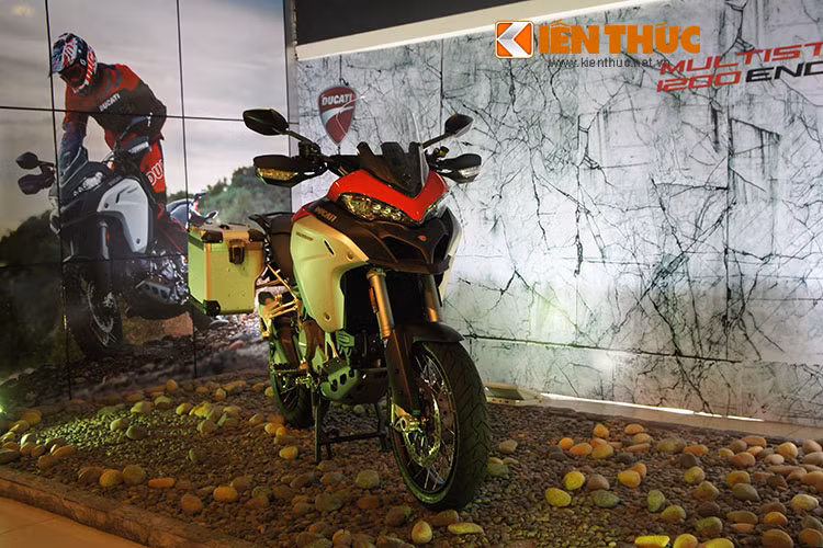 Không những thế, đây là dòng xe được thiết kế đặc biệt để sẳn sàng đối mặt với những cùng đường off-road đầy thử thách. Điểm mạnh của nó chính là có thể đi xuyên lục địa trên mọi địa hình từ đường nhựa cho đến đường đất.