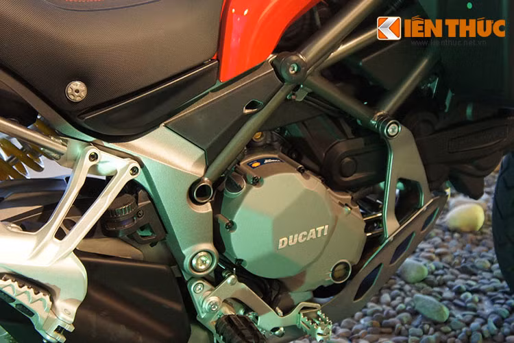 Xe sở hữu 4 chế độ lái là Enduro, Sport, Touring và Urban, đi kèm là những hệ thống điện tử mới được trang bị bao gồm hỗ trợ khởi hành ngang dốc. Hệ thống này được kích hoạt khi Ducati Multistrada 1200 Enduro đứng im và chân chống gạt lên.