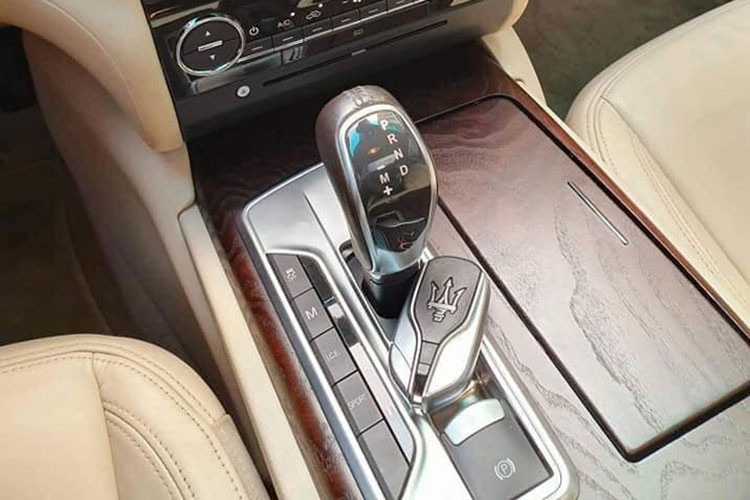 Kiểm soát hành trình được trang bị như tiêu chuẩn và và công nghệ WLAN sẽ có sẵn như tùy chọn. Tính năng an toàn trên xe gần như đầy đủ những tính năng cơ bản nhất như: hệ thống chống bó cứng phanh, cân bằng điện tử, khởi hành ngang dốc, phanh điện tử, cảnh báo va chạm...