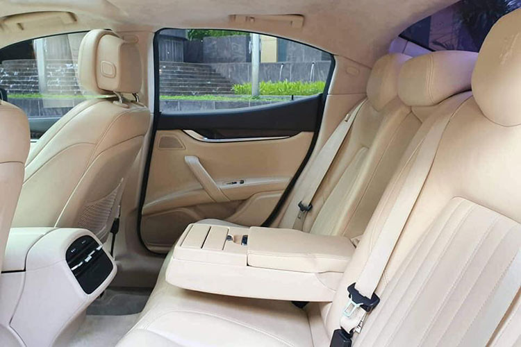 Ghế ngồi của Ghibli S Q4 được nâng cấp lên 8 chế độ điều khiển. Hàng ghế phía trước thiết kế dạng thể thao ôm lấy người ngồi. Khoảng để chân ở hàng ghế này khá mênh mông gần như có thể ngả người và duỗi thẳng chân thoải mái. Ngaoif ra, xe còn được trang bị hệ thống âm thanh cao cấp được trang bị của Bowers &amp; Wilkins với âm thanh vòm lên đến 18 loa, một loa khuếch đại 1.280 Watts.