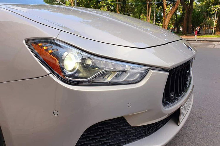 Maserati Ghibli S Q4 sử dụng khối động cơ V6 3.0 lít được áp dụng công nghệ tăng áp và phun nhiên liệu trực tiếp, sản sinh công suất 404 mã lực và mô-men xoắn 550Nm. Đi kèm là hộp số tự động 8 cấp tiêu chuẩn và bộ vi sai chống trượt. Xe có thể tăng tốc từ 0-96 km/h trong vòng 4,7 giây trước khi đạt vận tốc tối đa 284 km/h.