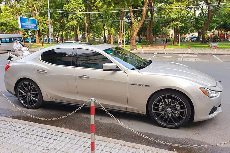 Maserati Ghibli hiện đang nằm ở một sân chơi hoàn toàn độc tôn tại Việt Nam, cho dù về kích thước Ghibli tương đương với E-Class của Mercedes-Benz, BMW 5 Series hay Jaguar XF. Giá xe Maserati Ghibli S Q4 cũ này hiện đang được chào bán với giá 2,9 tỷ đồng tại Hà Nội. Được biết vào năm 2016 nó được bán lại với giá 4,7 tỷ đồng.