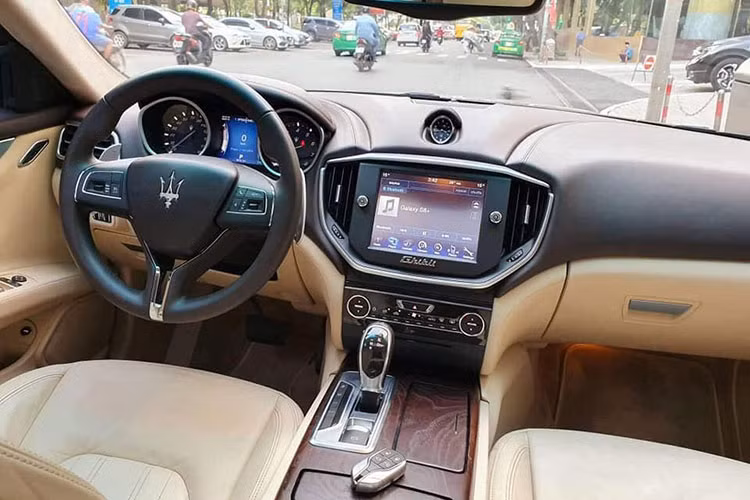 Bên trong mẫu xe sang Maserati Ghibli S Q4 này dù đã trải qua tới hơn4 năm nhưng vẫn còn khá mới. Nội thất của xe được trang bị ghế ngồi thể thao, đồng hồ Maserati mặt xanh truyền thống, màn hình trung tâm cảm ứng cùng nhiều chi tiết dùng vật liệu đắt tiền như da, nhôm, gỗ và chất liệu carbon siêu nhẹ.