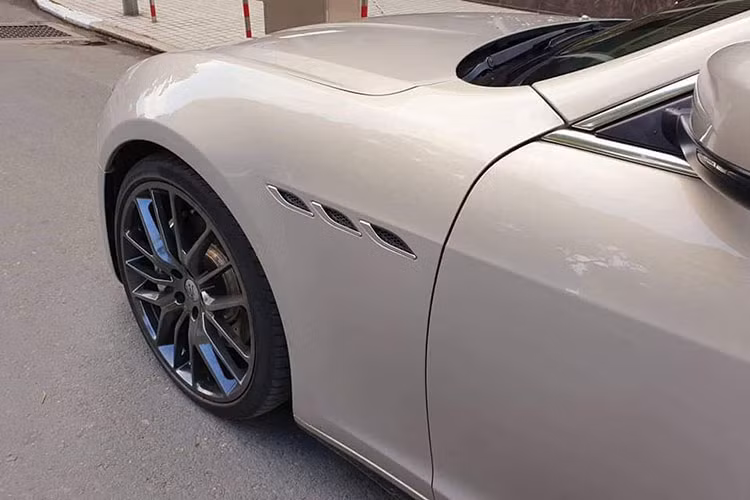 Về trang bị ngoại thất, xe sở hữu chiều dài 4.971 mm, rộng 2.100 mm và cao 1.461 mm. Chiều dài cơ sở 2.998 mm. Phần đầu của xe được trang bị đèn LED định vị, kết hợp với đèn pha dạng projector. Mẫu sedan này được trang bị vành 18 inch đa chấu cả trước và sau, kích thước lốp phía trước 235/50 R18 và 235/50 R18 ở phía sau.