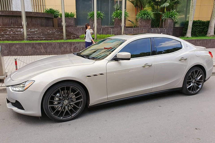 Mẫu xe sang Maserati Ghibli S Q4 là dòng sedan cỡ trung được sản xuất bởi hãng xe Italy từ năm 2013. Mẫu xe này lần đầu giới thiệu tại triển lãm Ôtô Thượng Hải vào năm 2014 và được giới chuyên môn đánh giá cao. Tại thị trường Việt Nam trước khi được đưa về chính hãng, xe thường được nhập khẩu tư nhân về cho các đại gia Việt.