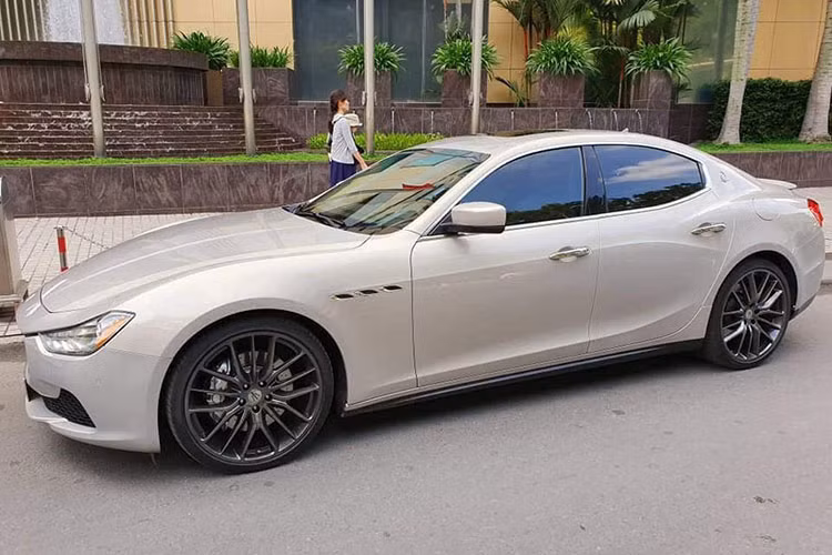 Mẫu xe sang Maserati Ghibli S Q4 là dòng sedan cỡ trung được sản xuất bởi hãng xe Italy từ năm 2013. Mẫu xe này lần đầu giới thiệu tại triển lãm Ôtô Thượng Hải vào năm 2014 và được giới chuyên môn đánh giá cao. Tại thị trường Việt Nam trước khi được đưa về chính hãng, xe thường được nhập khẩu tư nhân về cho các đại gia Việt.