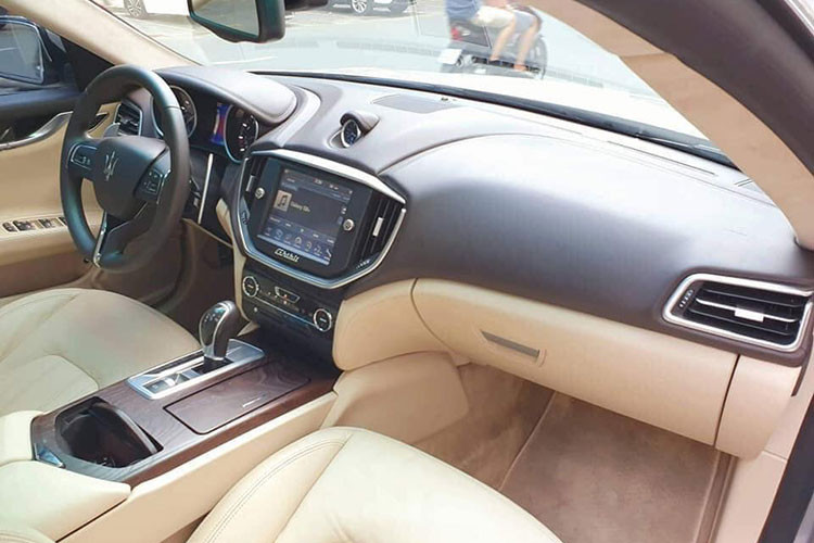 Xe được trang bị màn hình trung tâm DVD cảm ứng dạng Maserati Touch 8,4 inch cực kỳ nhạy. Với chiếc màn hình này, tài xế hay bạn đồng hành ngồi cạnh có thể truy cập để xử lý nhanh mọi tính năng tiện nghi trên xe. Theo như trên đồng hồ công tơ mét, Maserati Ghibi S Q4 được rao bán này mới đi được khoảng 28.000 km.