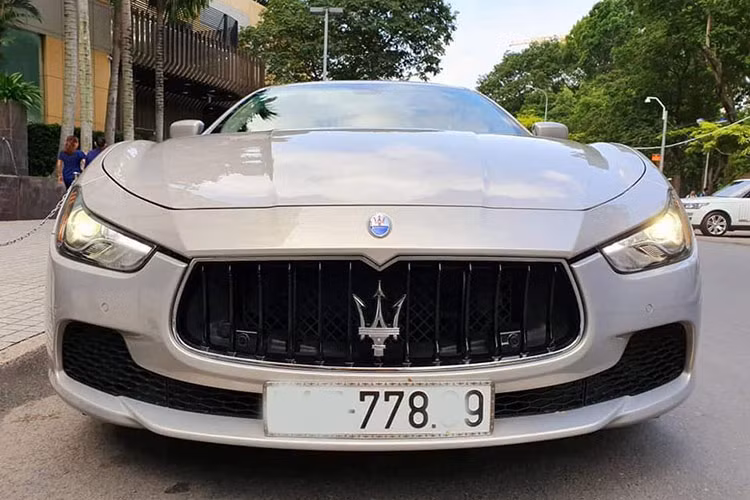 Mới đây, chiếc xe hạng sang Maserati Ghibli S Q4 2014 được liệt vào dạng "hàng hiếm" tại Việt Nam này đã được một người chơi xe ở Hà Nội chào bán trên thị trường xe sang cũ với giá hơn 2,9 tỷ đồng, chiếc xe hiện đang mang biển kiểm soát tại TP HCM nhưng lăn bánh ở Hà thành.