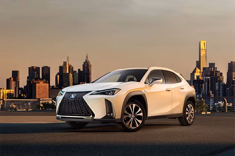 Nhìn chung, mẫu xe sang Lexus UX 2019 phiên bản sản xuất khác biệt rất nhiều so với mẫu concept UX mà Lexus đã từng ra mắt giới thiệu tại triển lãm Paris Motor Show 2016. Có thể nhận thấy thiết kế của mẫu SUV UX hoàn toàn mới này ảnh hưởng rất nhiều từ đàn anh Lexus NX.