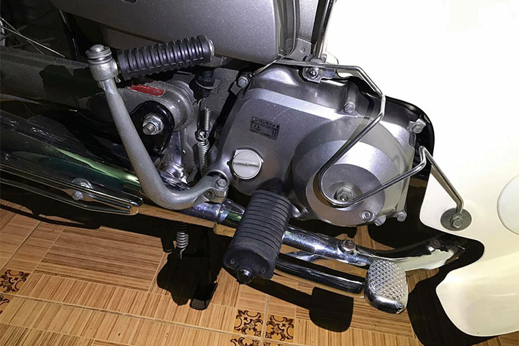 Trên thế hệ này, động cơ của xe cũng đã được bổ sung thêm bộ đề và có kết cấu mô-tơ điện, cuộn điện và bưởng điện phía bên trái như chiếc Cub 100 EX (hay Honda Dream II) xuất hiện 2 năm sau, vào năm 1986. Cũng như sơn thân xe, màu sơn trên bưởng máy cũng lấp lánh nhũ bạc như xe mới.