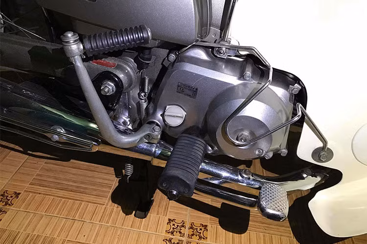 Trên thế hệ này, động cơ của xe cũng đã được bổ sung thêm bộ đề và có kết cấu mô-tơ điện, cuộn điện và bưởng điện phía bên trái như chiếc Cub 100 EX (hay Honda Dream II) xuất hiện 2 năm sau, vào năm 1986. Cũng như sơn thân xe, màu sơn trên bưởng máy cũng lấp lánh nhũ bạc như xe mới.