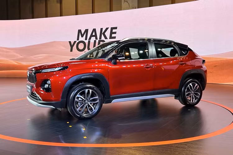 Được phát triển dựa trên cơ sở gầm bệ Heartect của Suzuki Fronx, mẫu xe Toyota Urban Cruiser Taisor 2024 giá rẻ sở hữu kích thước tương tự Suzuki Fronx. Kích thước dài x rộng x cao của xe lần lượt là 3.995 x 1.550 x 1.765 mm và chiều dài cơ sở 2.520 mm.