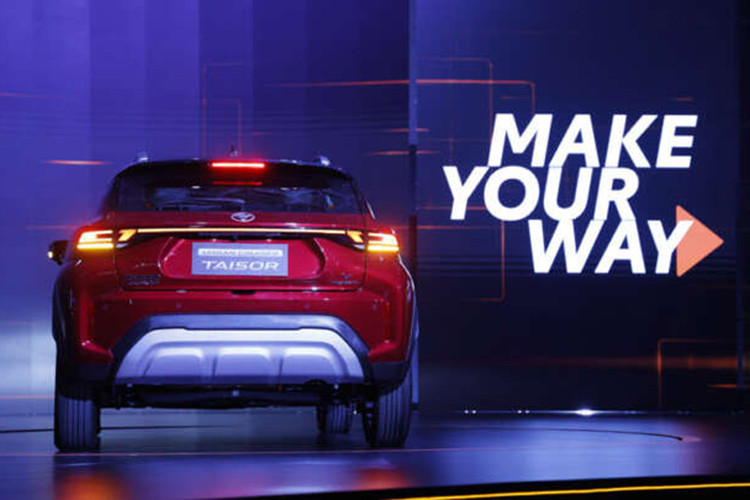 Thay đổi còn lại của Toyota Urban Cruiser Taisor so với Suzuki Fronx nằm ở vành hợp kim 16 inch có thiết kế 5 chấu kép, cụm đèn hậu LED và logo của hãng Toyota.