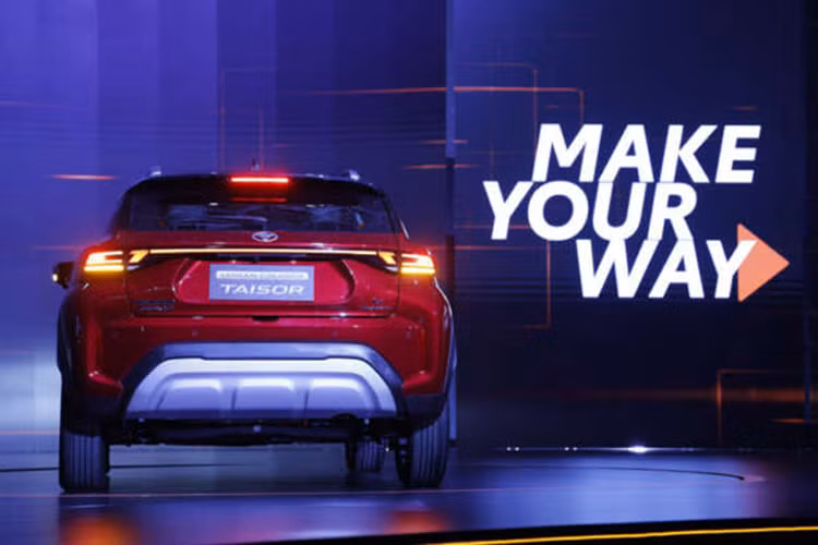 Thay đổi còn lại của Toyota Urban Cruiser Taisor so với Suzuki Fronx nằm ở vành hợp kim 16 inch có thiết kế 5 chấu kép, cụm đèn hậu LED và logo của hãng Toyota.