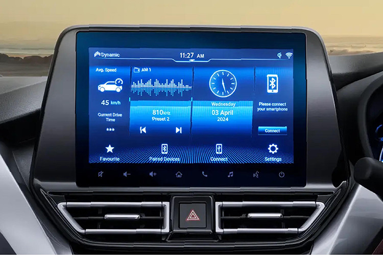 Trong khi đó, trang bị an toàn của mẫu xe này khá cơ bản với 6 túi khí, hệ thống cân bằng điện tử, hỗ trợ khởi hành ngang dốc, hệ thống chống bó cứng phanh ABS, phân bổ lực phanh điện tử EBD và móc ghế trẻ em ISOFIX.