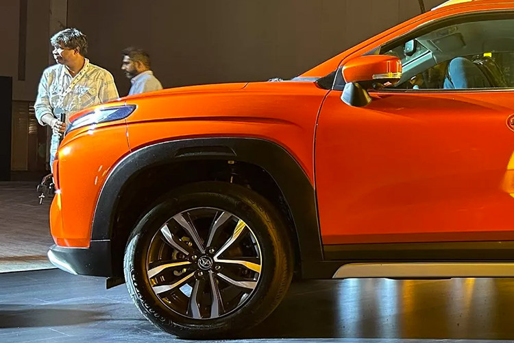 Cũng như Suzuki Fronx, Toyota Urban Cruiser Taisor được trang bị cụm đèn pha LED với 3 bóng, thiết kế nóc dốc về phía sau theo phong cách xe coupe, nẹp nhựa màu đen ở hốc bánh/bệ cửa và dải đèn mỏng nằm vắt ngang cửa cốp, nối liền với đèn hậu.