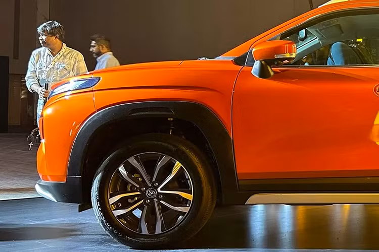 Cũng như Suzuki Fronx, Toyota Urban Cruiser Taisor được trang bị cụm đèn pha LED với 3 bóng, thiết kế nóc dốc về phía sau theo phong cách xe coupe, nẹp nhựa màu đen ở hốc bánh/bệ cửa và dải đèn mỏng nằm vắt ngang cửa cốp, nối liền với đèn hậu.