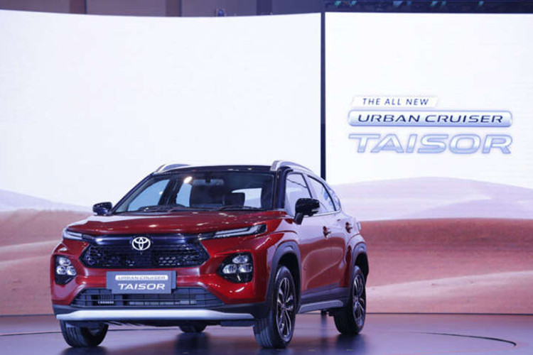 Đúng như dự đoán, Toyota Urban Cruiser Taisor chỉ thay đổi nhẹ về mặt thiết kế ngoại thất so với Suzuki Fronx. Theo đó, mẫu SUV lai Coupe giá rẻ nhà Toyota được bổ sung lưới tản nhiệt mới với mắt lưới tổ ong và cản trước cải tiến. Dải đèn LED định vị ban ngày nằm phía trên đèn pha, sát với nắp ca-pô, cũng được thay đổi thiết kế so với Suzuki Fronx.