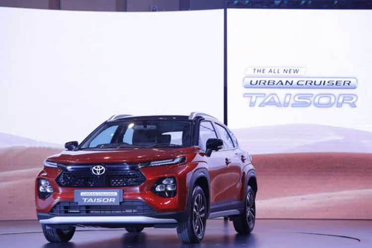 Đúng như dự đoán, Toyota Urban Cruiser Taisor chỉ thay đổi nhẹ về mặt thiết kế ngoại thất so với Suzuki Fronx. Theo đó, mẫu SUV lai Coupe giá rẻ nhà Toyota được bổ sung lưới tản nhiệt mới với mắt lưới tổ ong và cản trước cải tiến. Dải đèn LED định vị ban ngày nằm phía trên đèn pha, sát với nắp ca-pô, cũng được thay đổi thiết kế so với Suzuki Fronx.