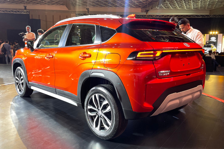 Thứ hai là động cơ xăng 3 xi-lanh, tăng áp, dung tích 1.0L, cho công suất tối đa 100 mã lực và mô-men xoắn cực đại 148 Nm. Động cơ này kết hợp với hộp số sàn 5 cấp hoặc hộp số tự động 6 cấp. Ngoài ra, Toyota còn trang bị cả động cơ chạy bằng khí nén thiên nhiên CNG với dung tích 1.2L, nhưng chỉ dành cho bản tiêu chuẩn.