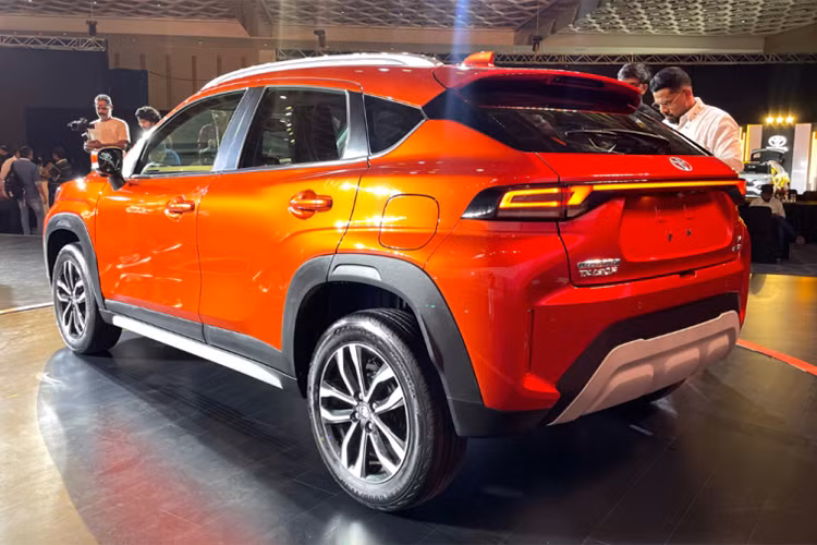 Thứ hai là động cơ xăng 3 xi-lanh, tăng áp, dung tích 1.0L, cho công suất tối đa 100 mã lực và mô-men xoắn cực đại 148 Nm. Động cơ này kết hợp với hộp số sàn 5 cấp hoặc hộp số tự động 6 cấp. Ngoài ra, Toyota còn trang bị cả động cơ chạy bằng khí nén thiên nhiên CNG với dung tích 1.2L, nhưng chỉ dành cho bản tiêu chuẩn.