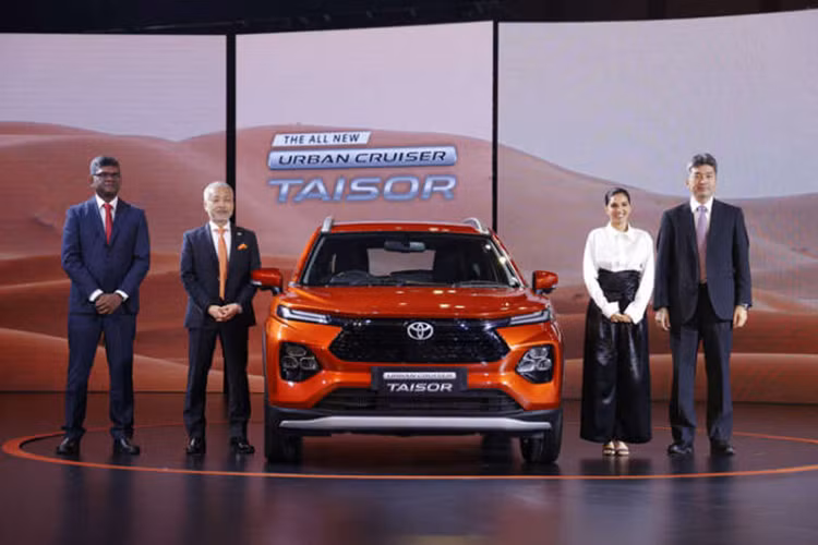 Hãng xe Nhật Bản đã chính thức ra mắt mẫu xe hoàn toàn mới mang tên Toyota Urban Cruiser Taisor 2024 mới tại Ấn Độ. Đúng như tên gọi, đây là phiên bản SUV lai Coupe của dòng xe cỡ nhỏ Toyota Urban Cruiser Hyryder hiện đang bán tại thị trường này.