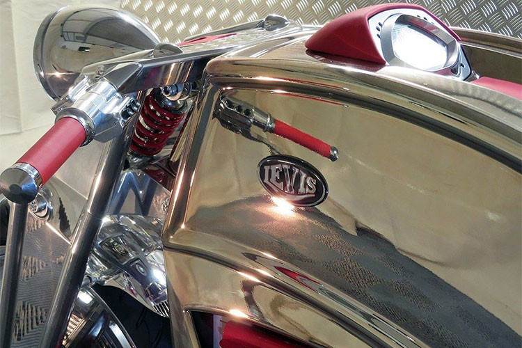 Giống như nhiều mẫu siêu mô tô chế tạo thủ công khác, Levis V6 Cafe Racer sở hữu thiết kế khác thường và gây ấn tượng mạnh. Hơn 90% diện tích thân vỏ của xe sử dụng vật liệu kim loại và được đánh bóng có độ hoàn thiện cao. Bộ khung chính được làm từ thép không rỉ.