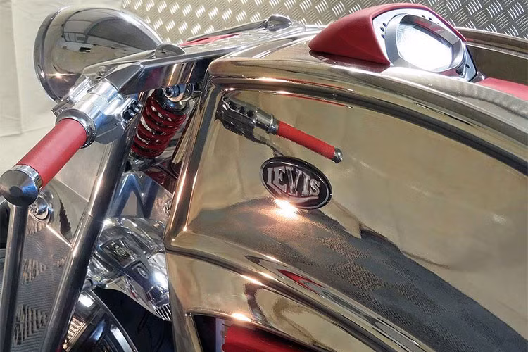 Giống như nhiều mẫu siêu mô tô chế tạo thủ công khác, Levis V6 Cafe Racer sở hữu thiết kế khác thường và gây ấn tượng mạnh. Hơn 90% diện tích thân vỏ của xe sử dụng vật liệu kim loại và được đánh bóng có độ hoàn thiện cao. Bộ khung chính được làm từ thép không rỉ.