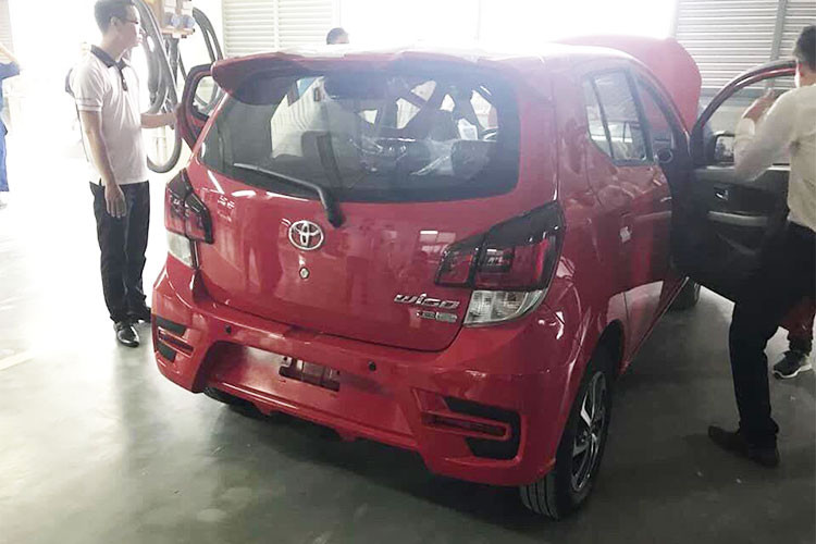 Xe dược nhập khẩu từ Indonesia với đuôi xe được thiết kế hình khối, gồ ghề, khác biệt hoàn toàn so với sự mượt mà của các dòng xe hatchback cỡ nhỏ hạng A khác đang xuất hiện trên thị trường Việt, gương chiếu hậu của xe cũng tích hợp đèn xi-nhan báo rẽ, đèn hậu dạng led hiện đại.