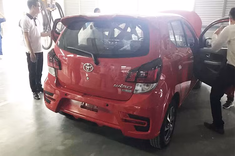 Xe dược nhập khẩu từ Indonesia với đuôi xe được thiết kế hình khối, gồ ghề, khác biệt hoàn toàn so với sự mượt mà của các dòng xe hatchback cỡ nhỏ hạng A khác đang xuất hiện trên thị trường Việt, gương chiếu hậu của xe cũng tích hợp đèn xi-nhan báo rẽ, đèn hậu dạng led hiện đại.